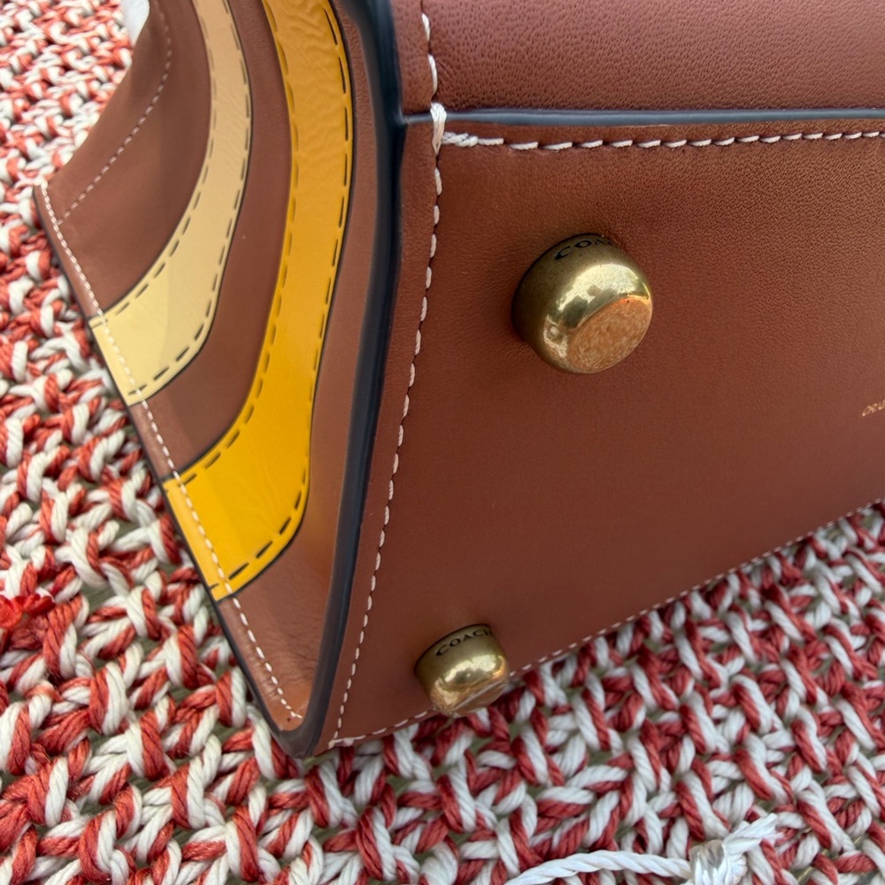 Coach Cashin Carry 22 With Trompe L'oeil Print. NWT. - Picture 7 of 9